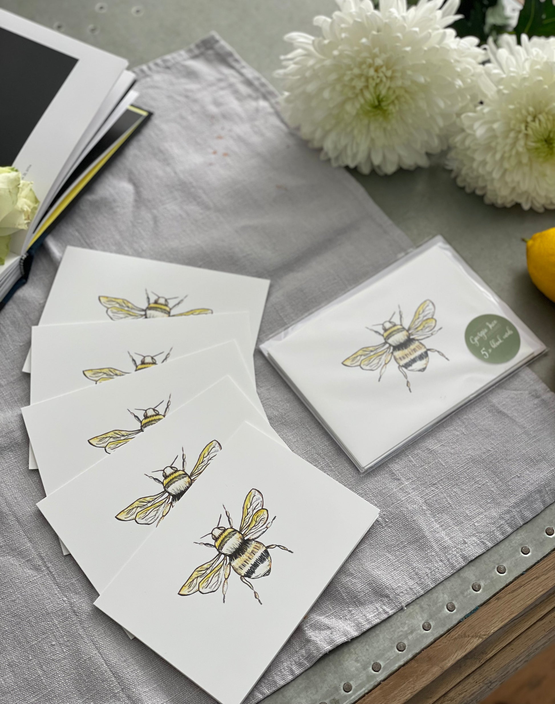 Set of 15 cards in the bees, giraffe and pineapple print